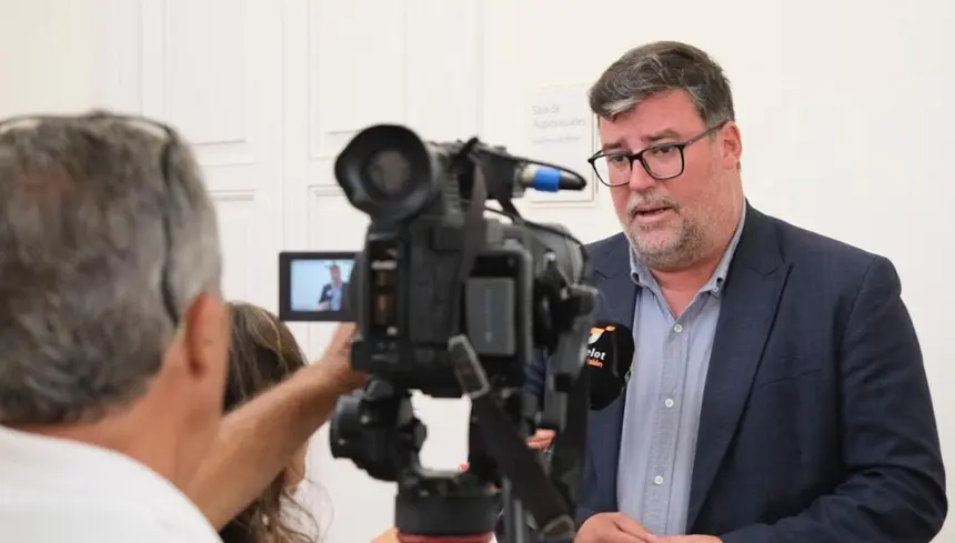 Isidro Pérez haciendo declaraciones este miércoles a los medios locales.