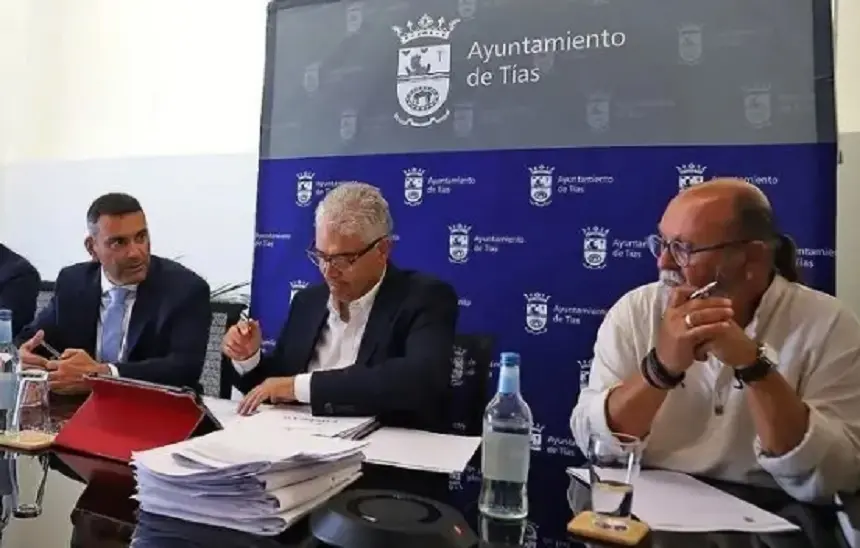 El alcalde de Tías en una de las reuniones que ha mantenido con el actual presidente del Cabildo, Oswaldo Betancort. 