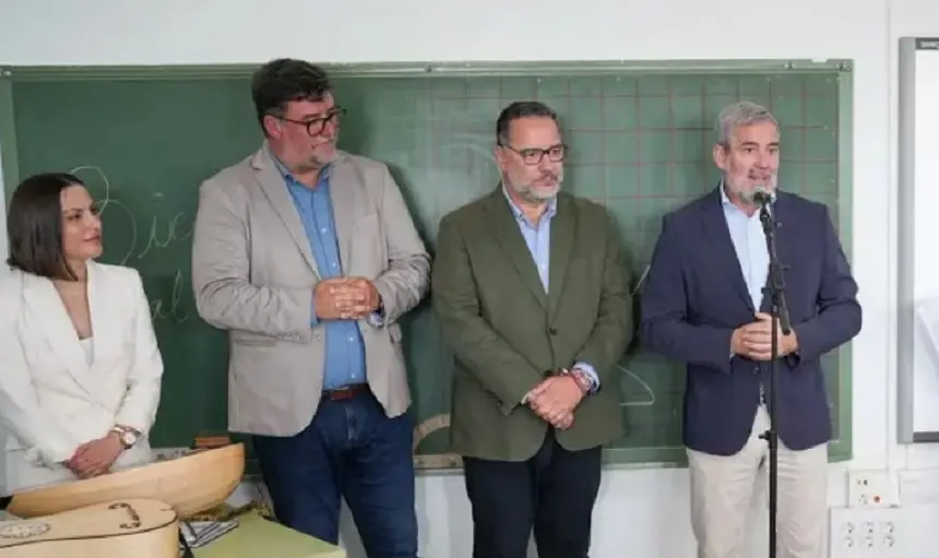 Poli Suárez al lado de Fernando Clavijo en una visita reciente que realizó a Lanzarote. 
