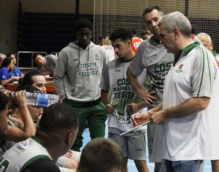 Los jugadores del Costa Teguise escuchando atentos al entrenador.