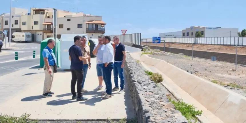 El alcalde de Arrecife hablando con algunos vecinos de la zona y en presencia de los técnicos del Ayuntamiento.