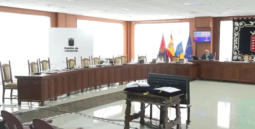 La bancada socialista abandonó el pleno como medida de protesta.