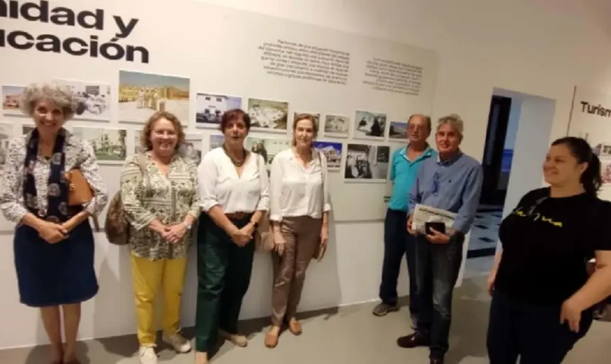 Imagen de la exposición con los integrantes de la Asociación. 