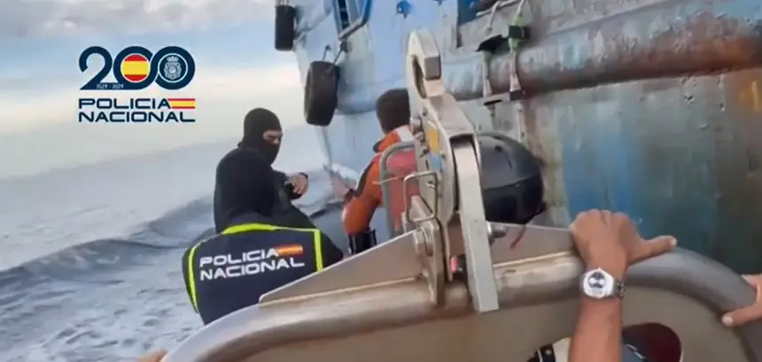 Momento de la llegada de los agentes de la Policía al barco.
