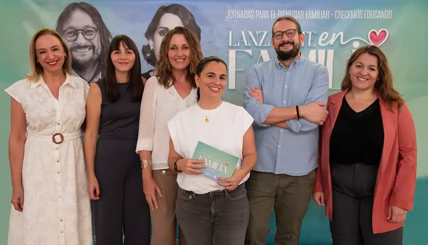 Alberto Soler junto a las responsables de la charla y la maestra de ceremonias, la periodista de Crónicas, Laura San José.