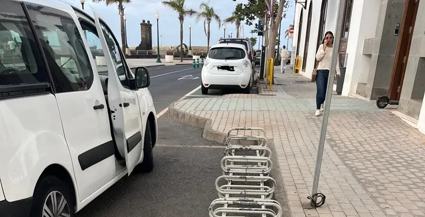 Aparcabicicletas situado en los exteriores del Ayuntamiento de Arrecife.