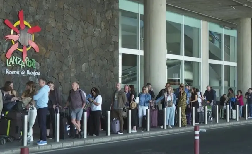 Cola en el Aeropuerto César Manrique de gente esperando un taxi.