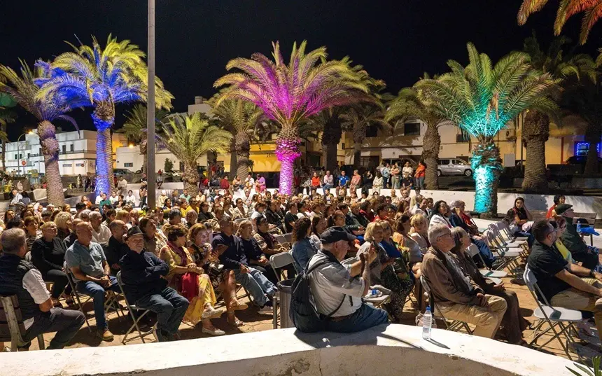 Vecinos de Altavista disfrutando de los actos de la fiesta del barrio.
