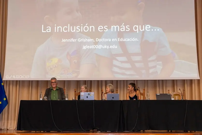 Marci Acuña en la mesa de las jornadas formativas de ADISLAN.