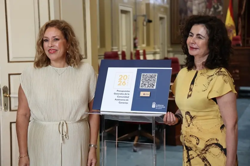 Astrid Pérez recibiendo los presupuestos autonómicos del año 2026.