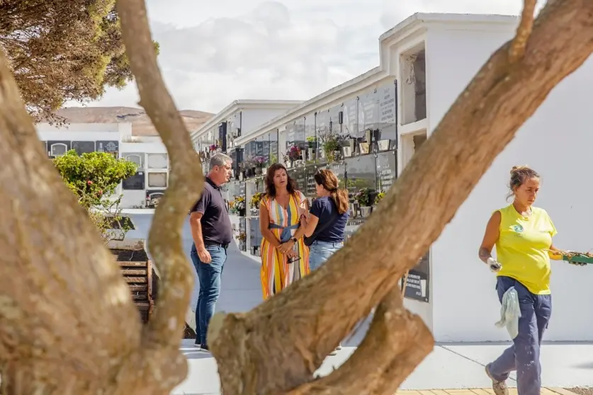 Eugenio Robayna y Olivia Duque en un cementerio de Teguise.