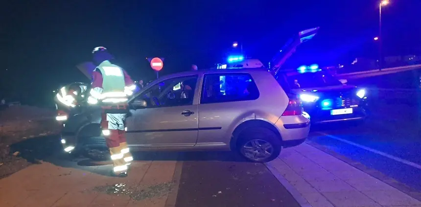 Imagen del accidente en el momento en el que llegaron los bomberos.