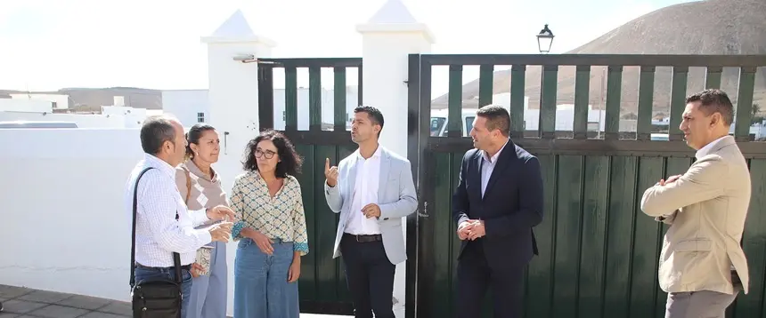 Óscar Noda junto a los componentes de Educación en su visita a uno de los centros educativos.