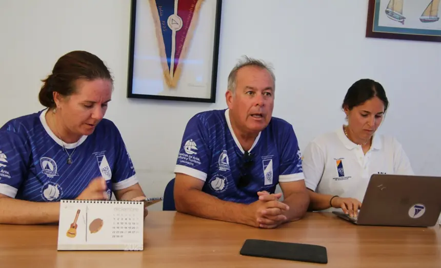 El presidente de la Federación aclarando las dudas durante la presentación.