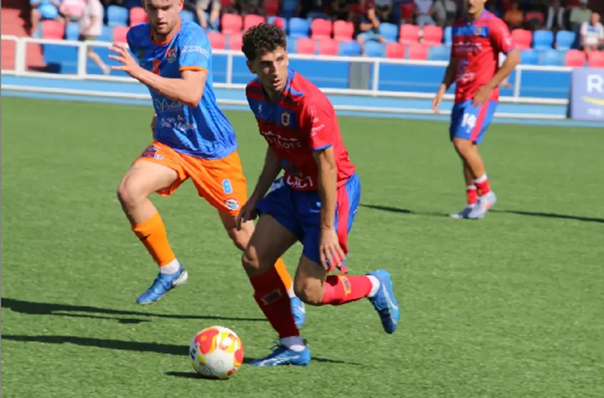 Imagen de una de las jugadas del encuentro.