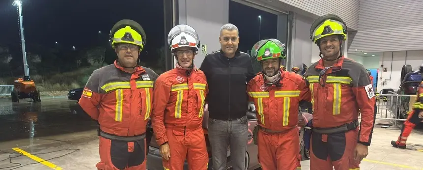 Kiko Aparicio junto a los bomberos en la APRAT Rescue 2025.