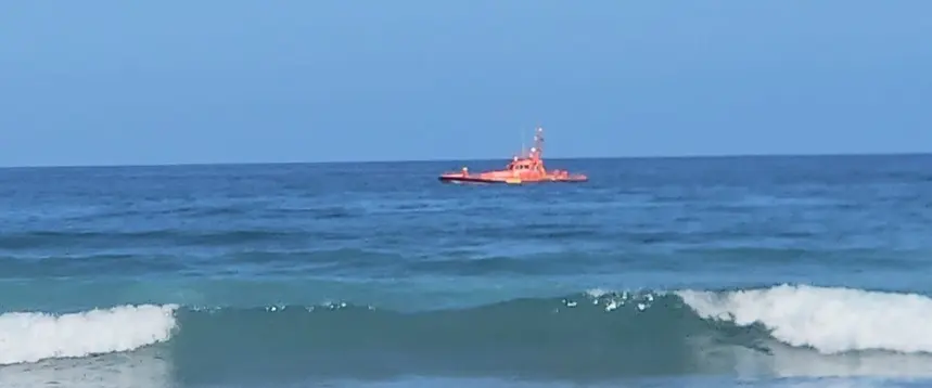 Embarcación de Salvamento Marítimo realizando las labores de búsqueda.