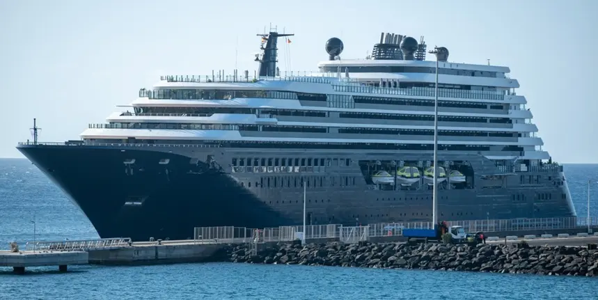 El Luminara atracando en el muelle de cruceros de Arrecife.