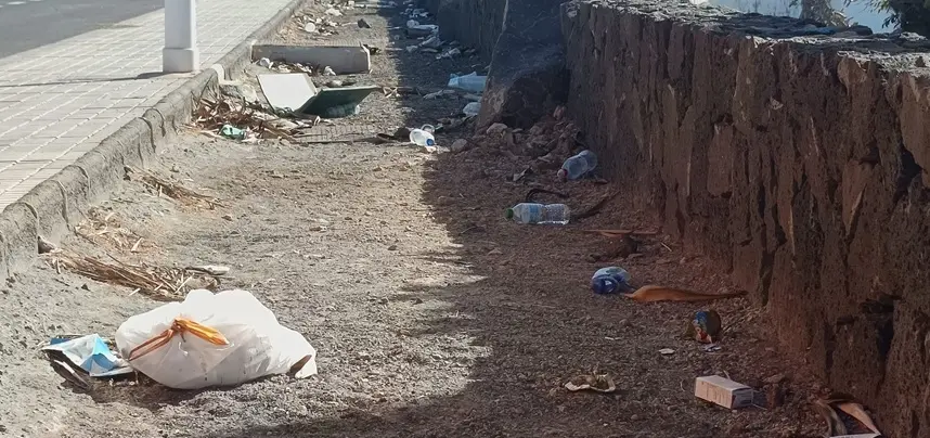 Deterioro y suciedad en el municipio de Yaiza.