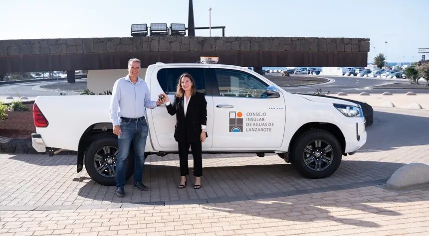 Domingo Cejas junto al nuevo vehículo del Consejo Insular de Aguas.
