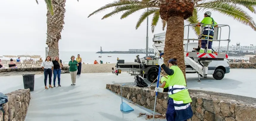 Olivia Duque, Nieves Martínez y Rita Hernández en los jardines de Costa Teguise.