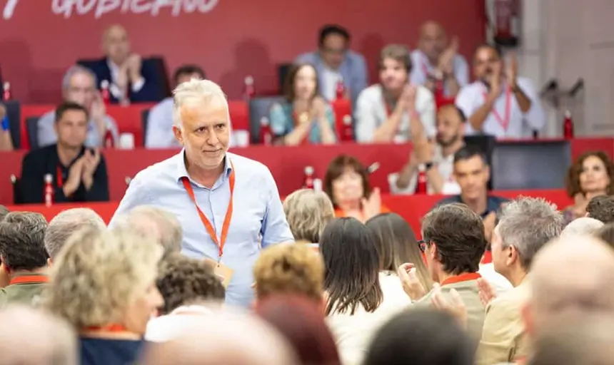 Ángel Víctor Torres en un encuentro nacional de su partido.