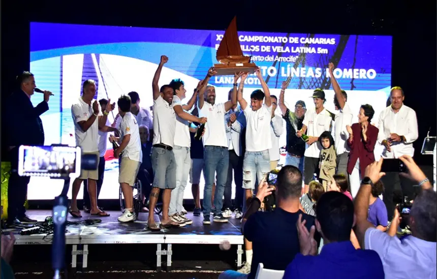 Los ganadores festejeron por todo lo alto en la entrega de trofeos.