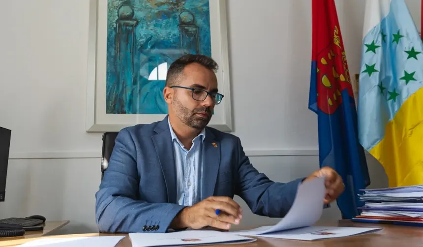 Echedey Eugenio en el despacho del Ayuntamiento de Arrecife.