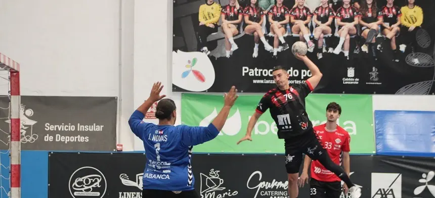 Jugador del San José Obrero realizando un lanzamiento durante un encuentro.