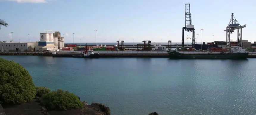 Imagen del puerto de Los Mármoles desde el Castillo de San José.