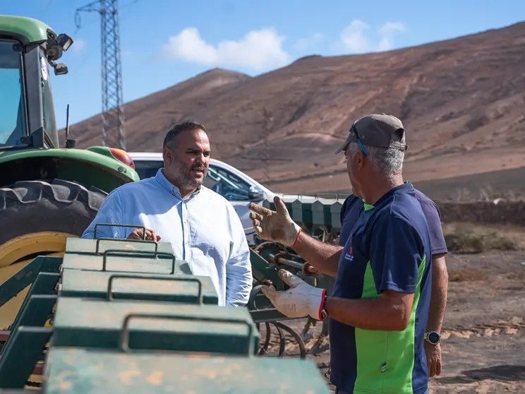 Samuel Martín junto a un agricultor.