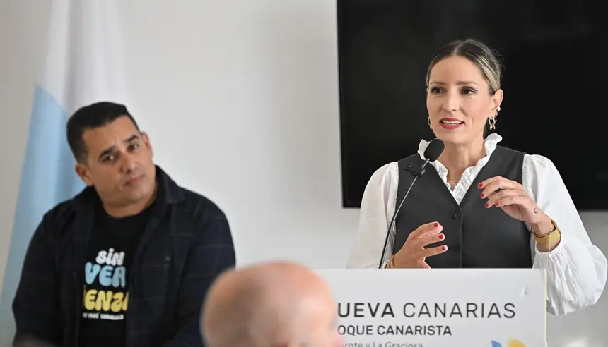 Yoné Caraballo y Sheila Guillén en un debate en la sede de la formación en Arrecife.