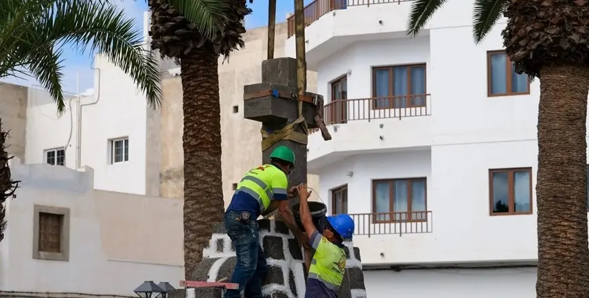 Operarios colocando la cruz de la plaza de Las Palmas.