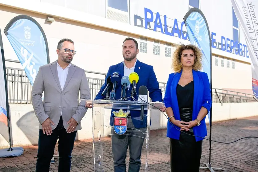 El alcalde de Arrecife, Yonathan de León, junto a Echedey Eugenio y Eli Merino en los exteriores del pabellón.