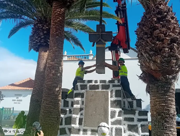 Momento en el que se colocó la cruz este lunes.