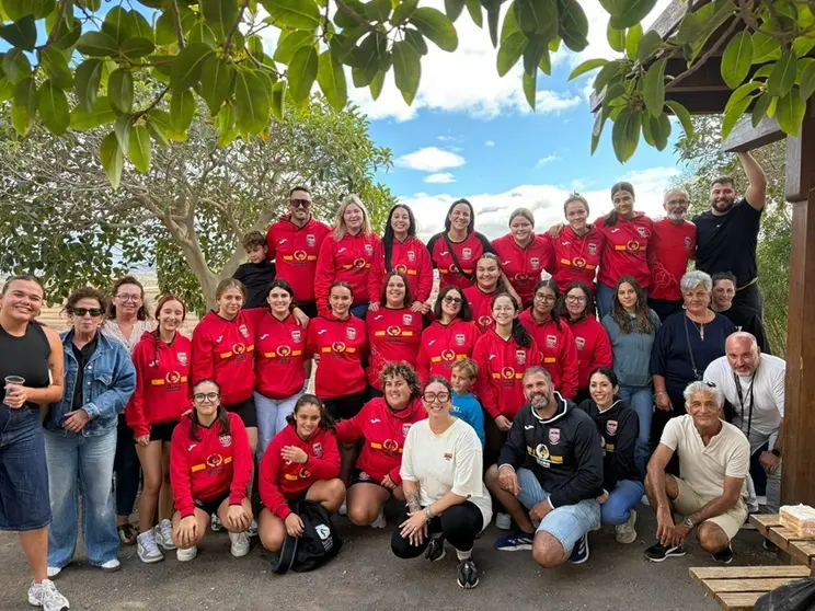 Luchadoras del Tinecheide celebrando la victoria.