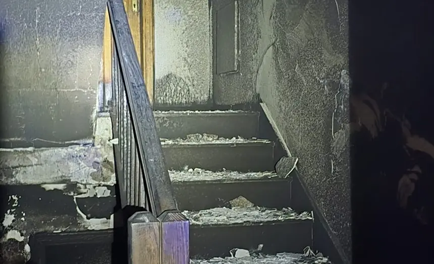Estado de las escaleras totalmente quemadas a causa de las llamas.