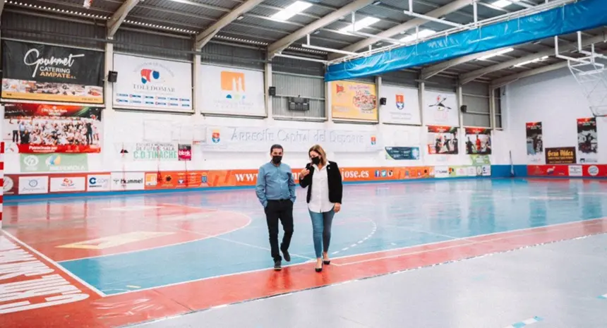 Roy González y Astrid Pérez cuando gobernaban juntos el PSOE y el PP en Arrecife visitando una instalación deportiva.