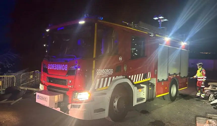 Los bomberos tras su intervención en el accidente.