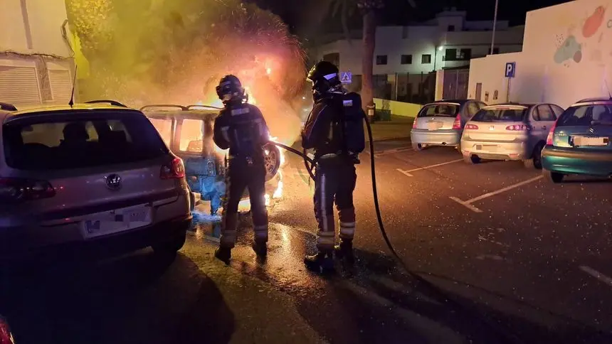 Los bomberos extinguen el fuego provocado en Titerroy.