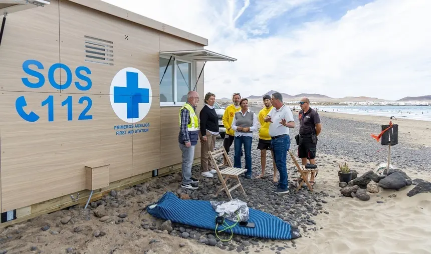 Olivia Duque, Eugenio Robayna y Rita Hernández en la playa de Famara.