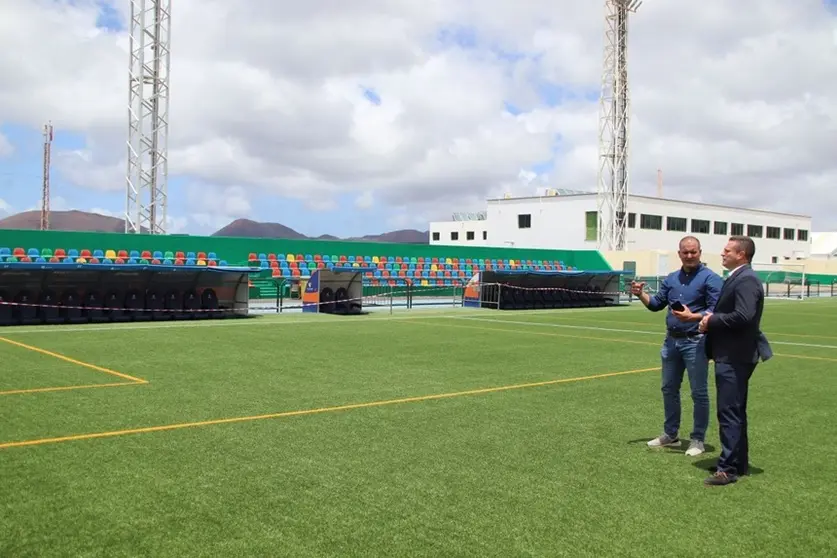 El alcalde y el concejal de Deportes en el campo de Yaiza