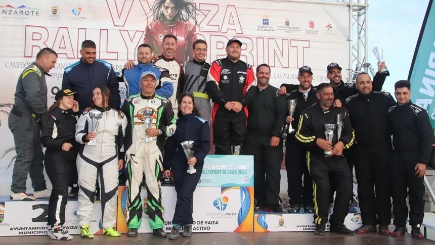 Imagen del podio con una foto de familia de los participantes.