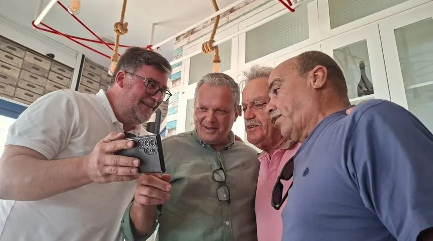 Isidro Pérez, Alfredo Mendoza, Pepe Torres y Miguel Ángel Leal viendo una imagen que les mostraba el alcalde de San Bartolomé