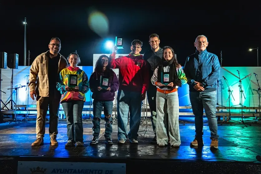 Los integrantes del Gobierno de Arrecife con las representantes de las murgas.