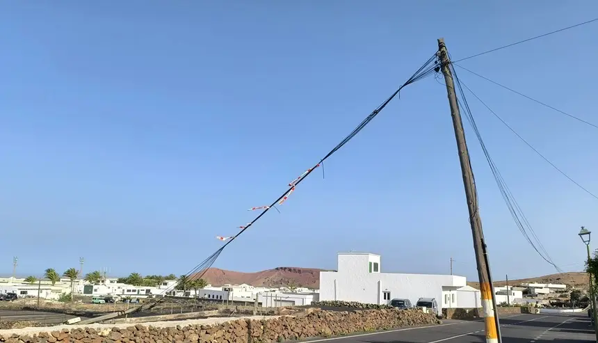 Poste caído en la zona de Tinajo.