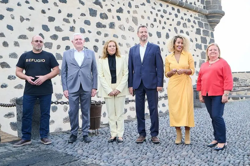 Astrid Pérez junto a Candelaria Delgado, Mohamed Ouriaghili, Juan Carlos Lorenzo, Louelia Mint y Antonio Tirso Ester Sánchez.