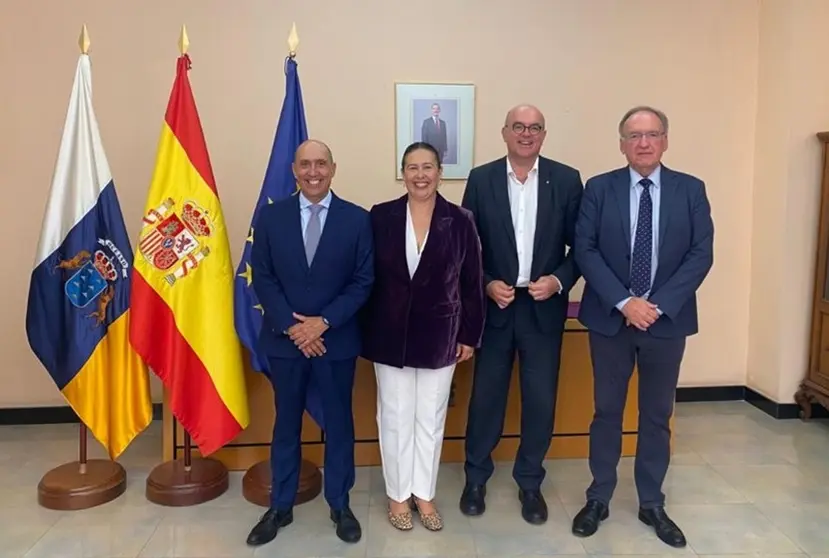Olivia Cedrés en el centro de la imagen con sus tres compañeros de partido.