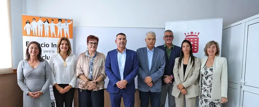 Oswaldo Betancort y Marci Acuña junto al resto de representantes públicos en la presentación del centro polivalente para la formación y la orientación.