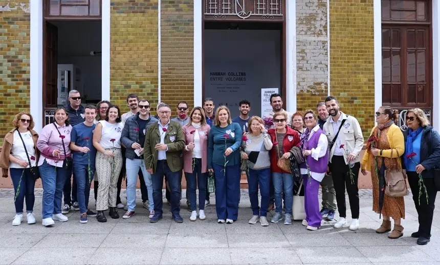 Representantes del PP de Lanzarote con una flor con motivo del día contra la violencia de género.